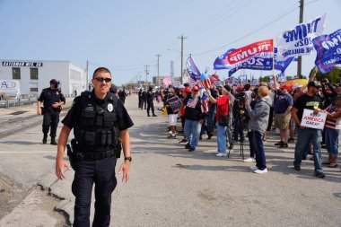 Manitowoc, Wisconsin / ABD - 21 Eylül 2020: Başkan Trump ve Başkan Yardımcısı Mike Pence destekçileri ve Joe Biby ve Kamala Harris destekçileri alüminyum dökümhanesi önünde bir araya geldiler.
