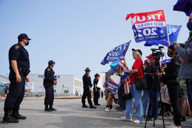 Manitowoc, Wisconsin / ABD - 21 Eylül 2020: Başkan Trump ve Başkan Yardımcısı Mike Pence destekçileri ve Joe Biby ve Kamala Harris destekçileri alüminyum dökümhanesi önünde bir araya geldiler.