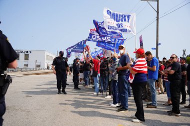 Manitowoc, Wisconsin / ABD - 21 Eylül 2020: Başkan Trump ve Başkan Yardımcısı Mike Pence destekçileri ve Joe Biby ve Kamala Harris destekçileri alüminyum dökümhanesi önünde bir araya geldiler.