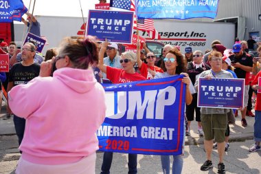Manitowoc, Wisconsin / ABD - 21 Eylül 2020: Başkan Trump ve Başkan Yardımcısı Mike Pence destekçileri ve Joe Biby ve Kamala Harris destekçileri alüminyum dökümhanesi önünde bir araya geldiler.