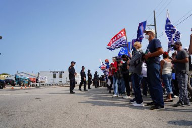 Manitowoc, Wisconsin / ABD - 21 Eylül 2020: Başkan Trump ve Başkan Yardımcısı Mike Pence destekçileri ve Joe Biby ve Kamala Harris destekçileri alüminyum dökümhanesi önünde bir araya geldiler.