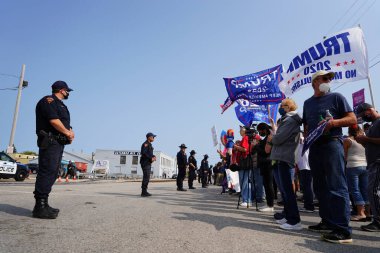 Manitowoc, Wisconsin / ABD - 21 Eylül 2020: Başkan Trump ve Başkan Yardımcısı Mike Pence destekçileri ve Joe Biby ve Kamala Harris destekçileri alüminyum dökümhanesi önünde bir araya geldiler.