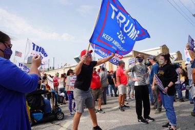Manitowoc, Wisconsin / ABD - 21 Eylül 2020: Başkan Trump ve Başkan Yardımcısı Mike Pence destekçileri ve Joe Biby ve Kamala Harris destekçileri alüminyum dökümhanesi önünde bir araya geldiler.
