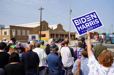 Manitowoc, Wisconsin / ABD - 21 Eylül 2020: Başkan Trump ve Başkan Yardımcısı Mike Pence destekçileri ve Joe Biby ve Kamala Harris destekçileri alüminyum dökümhanesi önünde bir araya geldiler.