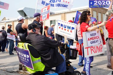 Manitowoc, Wisconsin / ABD - 21 Eylül 2020: Başkan Trump ve Başkan Yardımcısı Mike Pence destekçileri ve Joe Biby ve Kamala Harris destekçileri alüminyum dökümhanesi önünde bir araya geldiler.