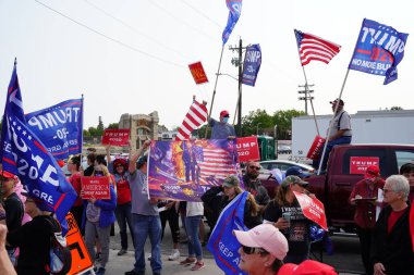 Manitowoc, Wisconsin / ABD - 21 Eylül 2020: Başkan Trump ve Başkan Yardımcısı Mike Pence destekçileri ve Joe Biby ve Kamala Harris destekçileri alüminyum dökümhanesi önünde bir araya geldiler.