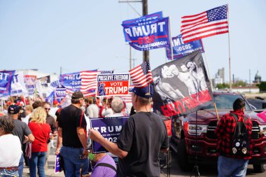 Manitowoc, Wisconsin / ABD - 21 Eylül 2020: Başkan Trump ve Başkan Yardımcısı Mike Pence destekçileri ve Joe Biby ve Kamala Harris destekçileri alüminyum dökümhanesi önünde bir araya geldiler.