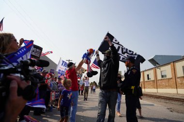 Manitowoc, Wisconsin / ABD - 21 Eylül 2020: Başkan Trump ve Başkan Yardımcısı Mike Pence destekçileri ve Joe Biby ve Kamala Harris destekçileri alüminyum dökümhanesi önünde bir araya geldiler.