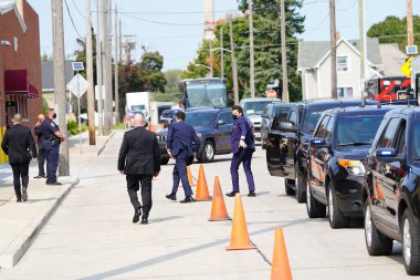 Manitowoc, Wisconsin / ABD - 21 Eylül 2020: Yerel polis, eyalet polisi ve gizli servis, Joe Bibby 'nin ziyareti sırasında güvenlik detaylarını halletti