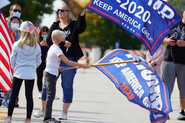 Manitowoc, Wisconsin / ABD - 21 Eylül 2020: Başkan Trump ve Başkan Yardımcısı Mike Pence destekçileri ve Joe Biby ve Kamala Harris destekçileri alüminyum dökümhanesi önünde bir araya geldiler.