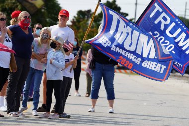 Manitowoc, Wisconsin / ABD - 21 Eylül 2020: Başkan Trump ve Başkan Yardımcısı Mike Pence destekçileri ve Joe Biby ve Kamala Harris destekçileri alüminyum dökümhanesi önünde bir araya geldiler.