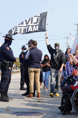 Manitowoc, Wisconsin / ABD - 21 Eylül 2020: Başkan Trump ve Başkan Yardımcısı Mike Pence destekçileri ve Joe Biby ve Kamala Harris destekçileri alüminyum dökümhanesi önünde bir araya geldiler.