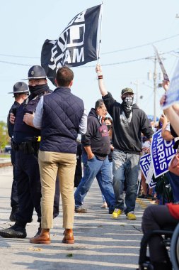 Manitowoc, Wisconsin / ABD - 21 Eylül 2020: Başkan Trump ve Başkan Yardımcısı Mike Pence destekçileri ve Joe Biby ve Kamala Harris destekçileri alüminyum dökümhanesi önünde bir araya geldiler.