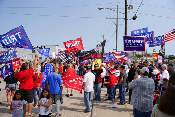 Manitowoc, Wisconsin / ABD - 21 Eylül 2020: Başkan Trump ve Başkan Yardımcısı Mike Pence destekçileri ve Joe Biby ve Kamala Harris destekçileri alüminyum dökümhanesi önünde bir araya geldiler.