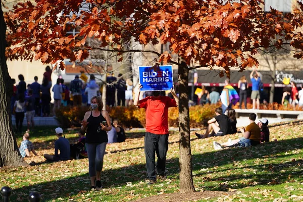 Madison, Wisconsin / ABD - 7 Kasım 2020: Joe Biden ve Kamala Harris taraftarları 2020 seçimlerindeki zaferlerini kutlamak için Madison sokaklarına döküldüler..
