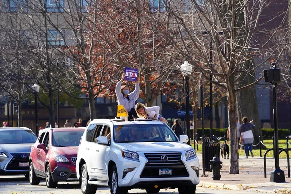 Madison, Wisconsin / ABD - 7 Kasım 2020: Joe Biden ve Kamala Harris taraftarları 2020 seçimlerindeki zaferlerini kutlamak için Madison sokaklarına döküldüler..