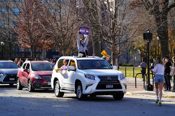 Madison, Wisconsin / ABD - 7 Kasım 2020: Joe Biden ve Kamala Harris taraftarları 2020 seçimlerindeki zaferlerini kutlamak için Madison sokaklarına döküldüler..