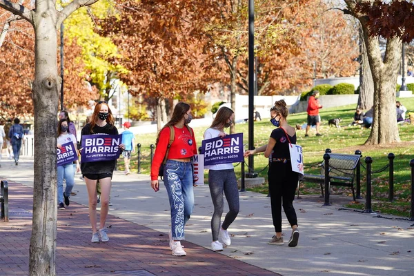 Madison, Wisconsin / ABD - 7 Kasım 2020: Joe Biden ve Kamala Harris taraftarları 2020 seçimlerindeki zaferlerini kutlamak için Madison sokaklarına döküldüler..