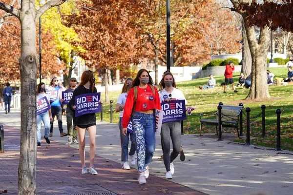 Madison, Wisconsin / ABD - 7 Kasım 2020: Joe Biden ve Kamala Harris taraftarları 2020 seçimlerindeki zaferlerini kutlamak için Madison sokaklarına döküldüler..