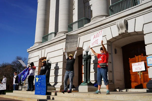 Madison, Wisconsin / ABD - 7 Kasım 2020: Joe Biden ve Kamala Harris taraftarları 2020 seçimlerindeki zaferlerini kutlamak için Madison sokaklarına döküldüler..