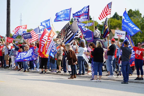 ウィスコンシン州マニトウォック アメリカ 2020年9月21日 トランプ大統領と副大統領マイク ペンス支持者とジョー バイデンとカマラ ハリス支持者がアルミ製財団の外で集結 — ストック写真