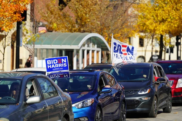 Madison, Wisconsin / ABD - 7 Kasım 2020: Joe Biden ve Kamala Harris taraftarları 2020 seçimlerindeki zaferlerini kutlamak için Madison sokaklarına döküldüler..