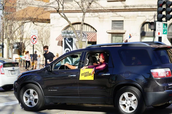 Madison, Wisconsin / ABD - 7 Kasım 2020: Joe Biden ve Kamala Harris taraftarları 2020 seçimlerindeki zaferlerini kutlamak için Madison sokaklarına döküldüler..