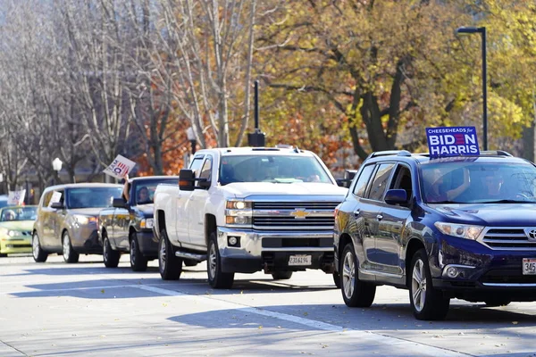 Madison, Wisconsin / ABD - 7 Kasım 2020: Joe Biden ve Kamala Harris taraftarları 2020 seçimlerindeki zaferlerini kutlamak için Madison sokaklarına döküldüler..