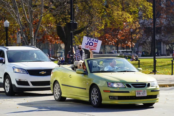 Madison, Wisconsin / ABD - 7 Kasım 2020: Joe Biden ve Kamala Harris taraftarları 2020 seçimlerindeki zaferlerini kutlamak için Madison sokaklarına döküldüler..