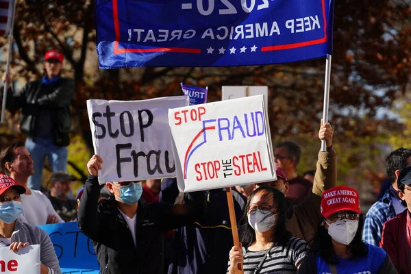 Madison, Wisconsin / ABD - 7 Kasım 2020: Joe Biden ve Kamala Harris taraftarları 2020 seçimlerindeki zaferlerini kutlamak için Madison sokaklarına döküldüler..