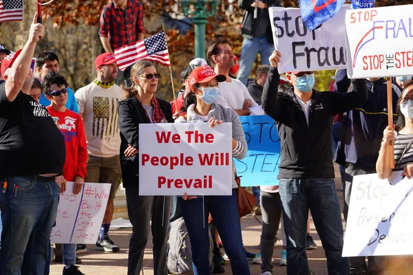 Madison, Wisconsin / ABD - 7 Kasım 2020: Joe Biden ve Kamala Harris taraftarları 2020 seçimlerindeki zaferlerini kutlamak için Madison sokaklarına döküldüler..