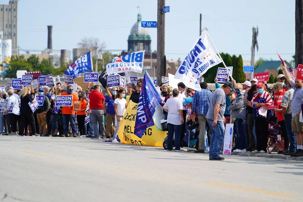 Manitowoc, Wisconsin / ABD - 21 Eylül 2020: Başkan Trump ve Başkan Yardımcısı Mike Pence destekçileri ve Joe Biby ve Kamala Harris destekçileri alüminyum dökümhanesi önünde bir araya geldiler.