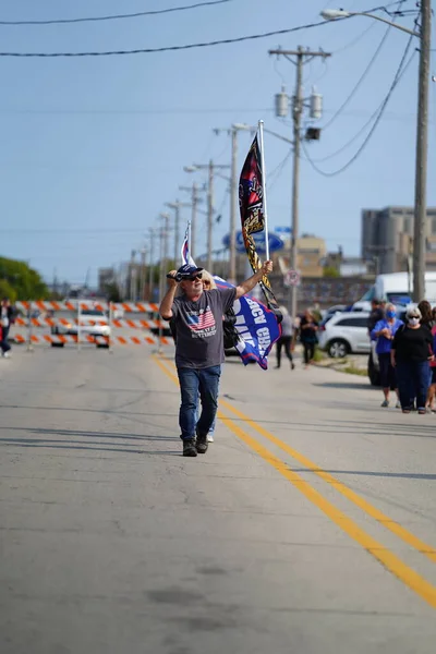 Manitowoc, Wisconsin / ABD - 21 Eylül 2020: Başkan Trump ve Başkan Yardımcısı Mike Pence destekçileri ve Joe Biby ve Kamala Harris destekçileri alüminyum dökümhanesi önünde bir araya geldiler.