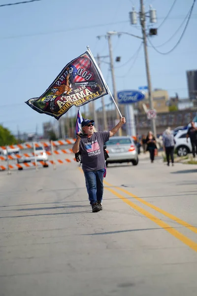 Manitowoc, Wisconsin / ABD - 21 Eylül 2020: Başkan Trump ve Başkan Yardımcısı Mike Pence destekçileri ve Joe Biby ve Kamala Harris destekçileri alüminyum dökümhanesi önünde bir araya geldiler.