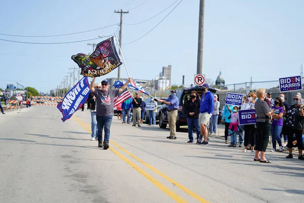 Manitowoc, Wisconsin / ABD - 21 Eylül 2020: Başkan Trump ve Başkan Yardımcısı Mike Pence destekçileri ve Joe Biby ve Kamala Harris destekçileri alüminyum dökümhanesi önünde bir araya geldiler.