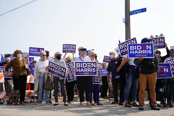 Manitowoc, Wisconsin / ABD - 21 Eylül 2020: Başkan Trump ve Başkan Yardımcısı Mike Pence destekçileri ve Joe Biby ve Kamala Harris destekçileri alüminyum dökümhanesi önünde bir araya geldiler.