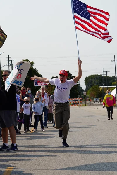Manitowoc, Wisconsin / ABD - 21 Eylül 2020: Başkan Trump ve Başkan Yardımcısı Mike Pence destekçileri ve Joe Biby ve Kamala Harris destekçileri alüminyum dökümhanesi önünde bir araya geldiler.