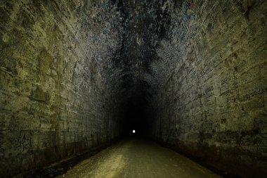 Şimdi bisiklet yolu olan eski bir tren tünelinin içinde..