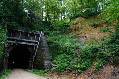 Elroy 'dan Sparta Wisconsin' e giden eski tren tüneli..
