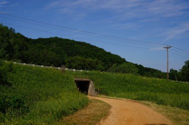 Bir otoyolun altında bir bisiklet yolu için altgeçit.
