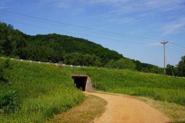 Bir otoyolun altında bir bisiklet yolu için altgeçit.