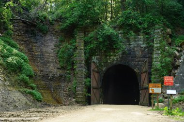 Sparta, Wisconsin ABD - 2 Temmuz 2022: Elroy 'dan Sparta Wisconsin' e eski tren tüneli
