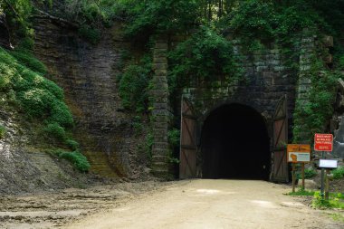 Sparta, Wisconsin ABD - 2 Temmuz 2022: Elroy 'dan Sparta Wisconsin' e eski tren tüneli