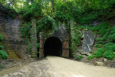 Elroy 'dan Sparta Wisconsin' e giden eski tren tüneli..