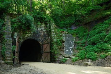 Elroy 'dan Sparta Wisconsin' e giden eski tren tüneli..