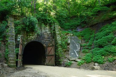 Elroy 'dan Sparta Wisconsin' e giden eski tren tüneli..