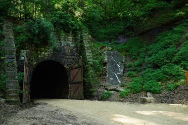 Elroy 'dan Sparta Wisconsin' e giden eski tren tüneli..