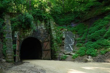 Elroy 'dan Sparta Wisconsin' e giden eski tren tüneli..