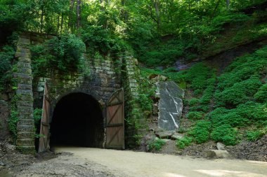 Elroy 'dan Sparta Wisconsin' e giden eski tren tüneli..