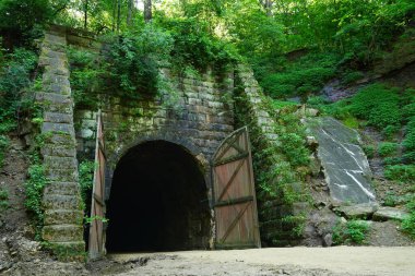 Elroy 'dan Sparta Wisconsin' e giden eski tren tüneli..